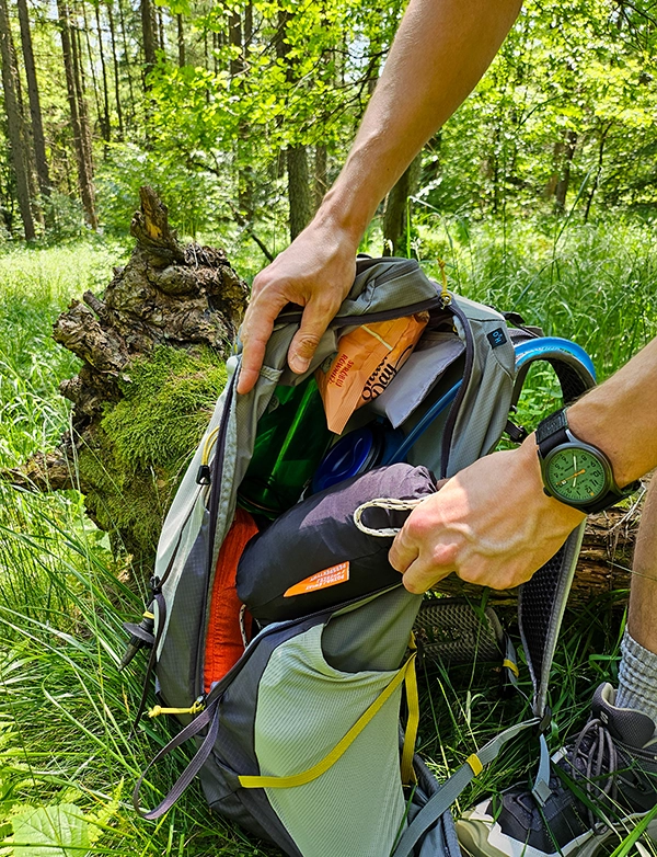 Wyciąganie rzeczy z plecaka Salomon Aerotrek 30