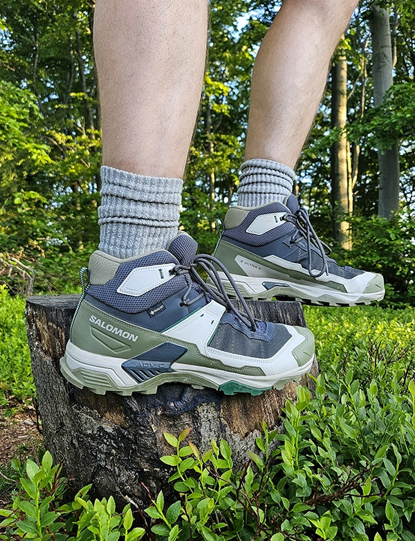 Buty Salomon X Ultra 5 Mid GTX na pniu drzewa