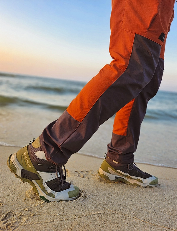Test butów Salomon X Ultra 5 Mid GTX na plaży