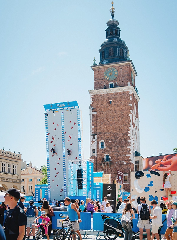 Ścianka wspinaczkowa do speed climbingu na Rynku Głównym w Krakowie.