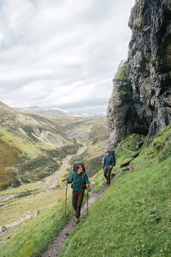 Turyści podczas trekkingu w górskim terenie.