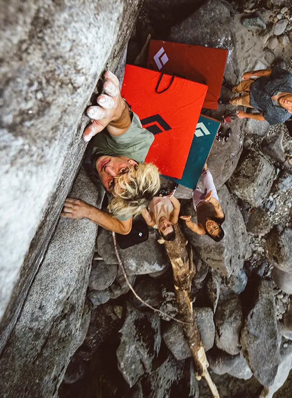 Bouldering - wspinajacy się mężczyzna