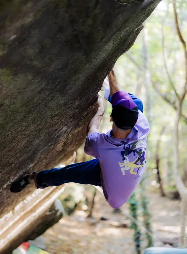 Bouldering - wspinacz podczas rozwiązywania boulderowego problemu.
