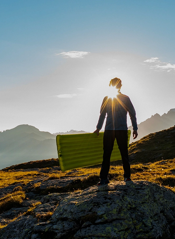 Widok na turystę oraz zielony namiot Exped.