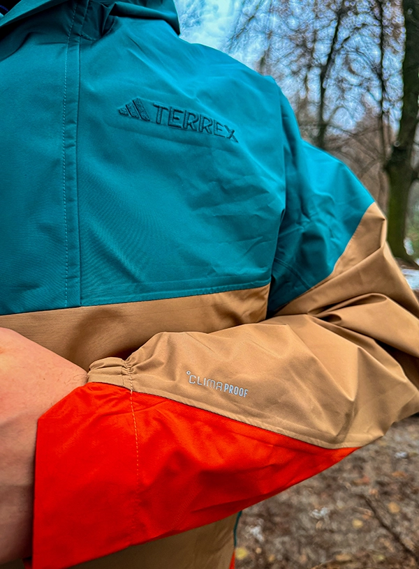 Zbliżenie na kurtkę Adidas Terrex.