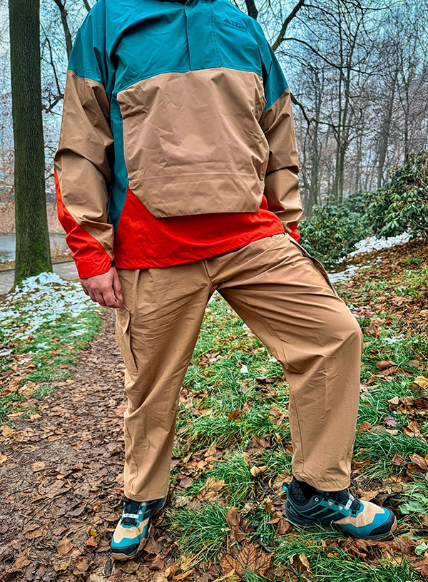 Mężczyzna w parku w ubraniu marki adidas TERREX.