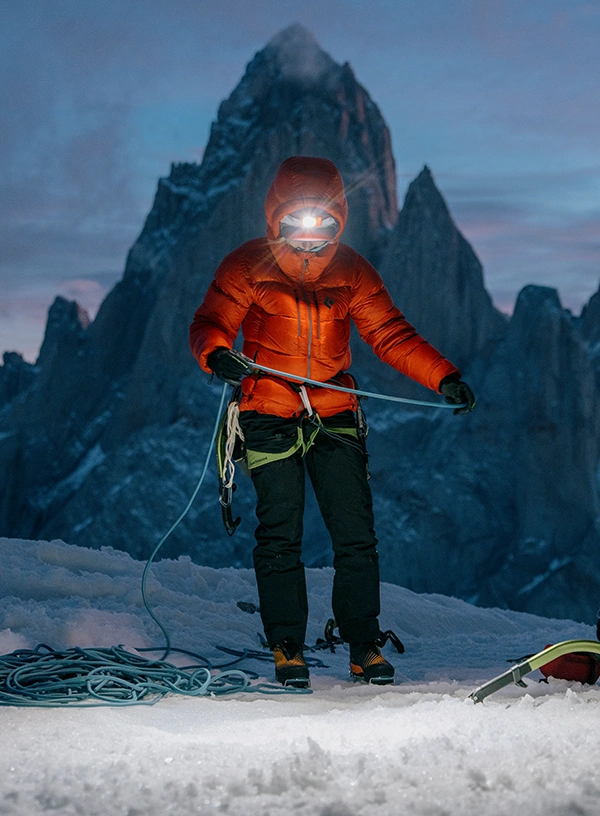 Alpinistka w zimowej scenerii.