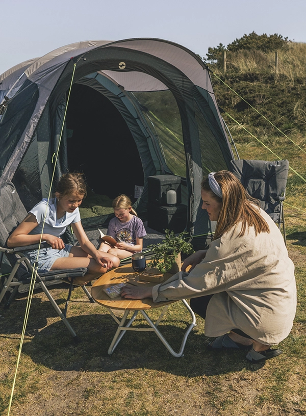 Rodzina podczas campingu.