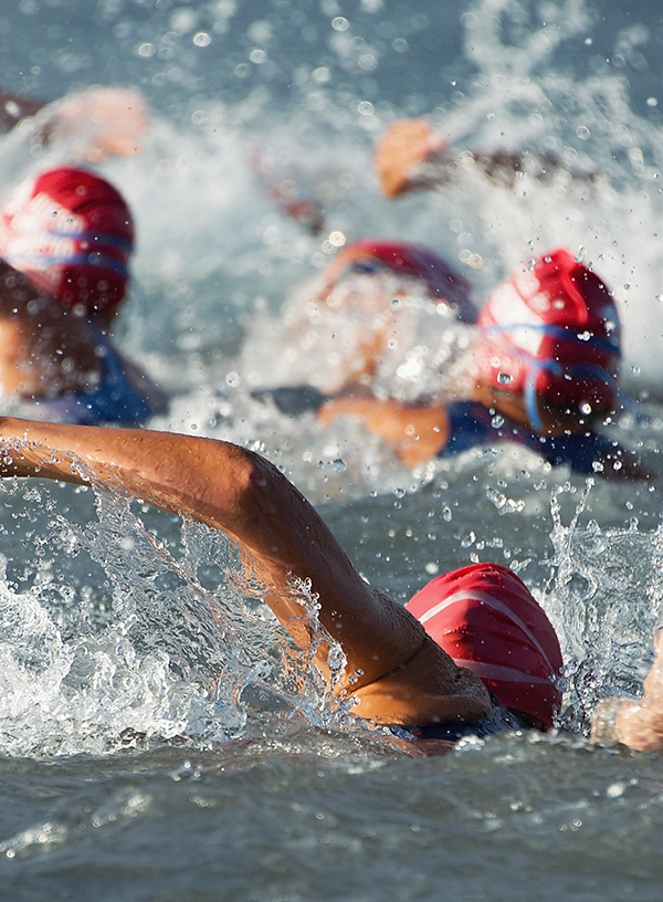 Pływanie podczas triathlonu.