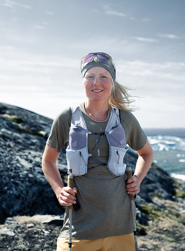 Biegaczka w kamizelce biegowej marki Deuter.