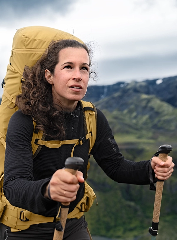 Turystka z plecakiem Deuter podczas trekkingu.
