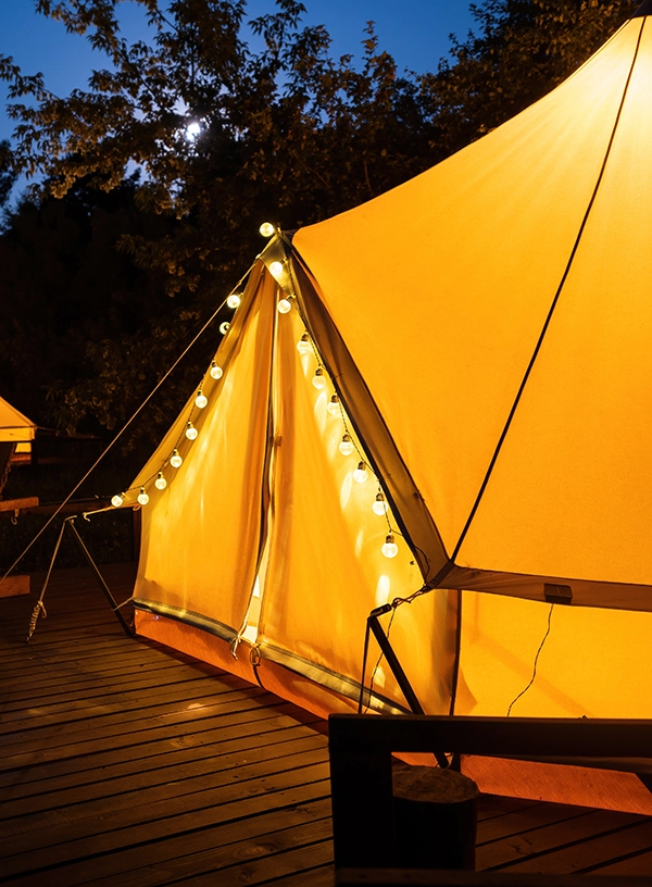 Namiot na glampingu.