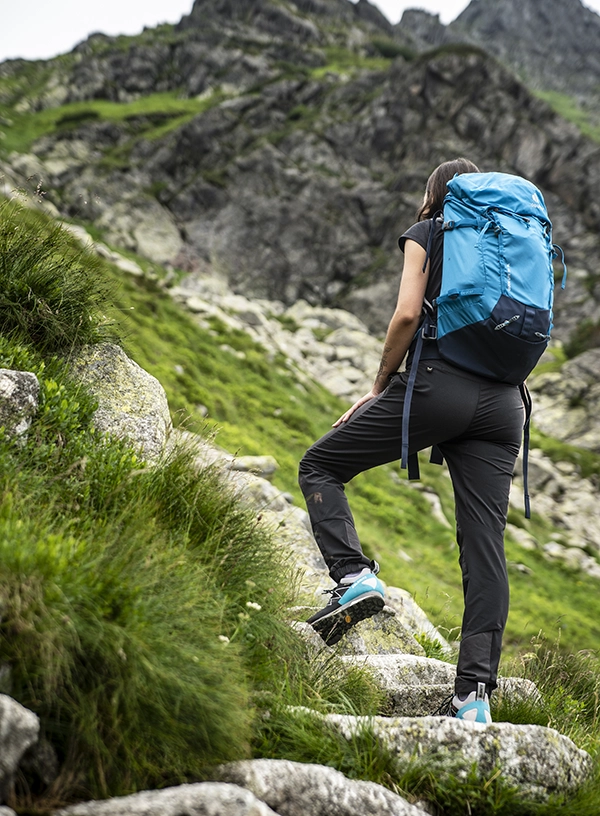Jkie buty w Tatry? Turystka na tatrzańskim podejściu.