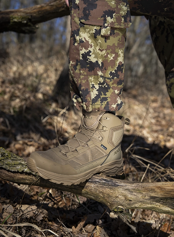 Buty taktyczne w leśnym terenie.