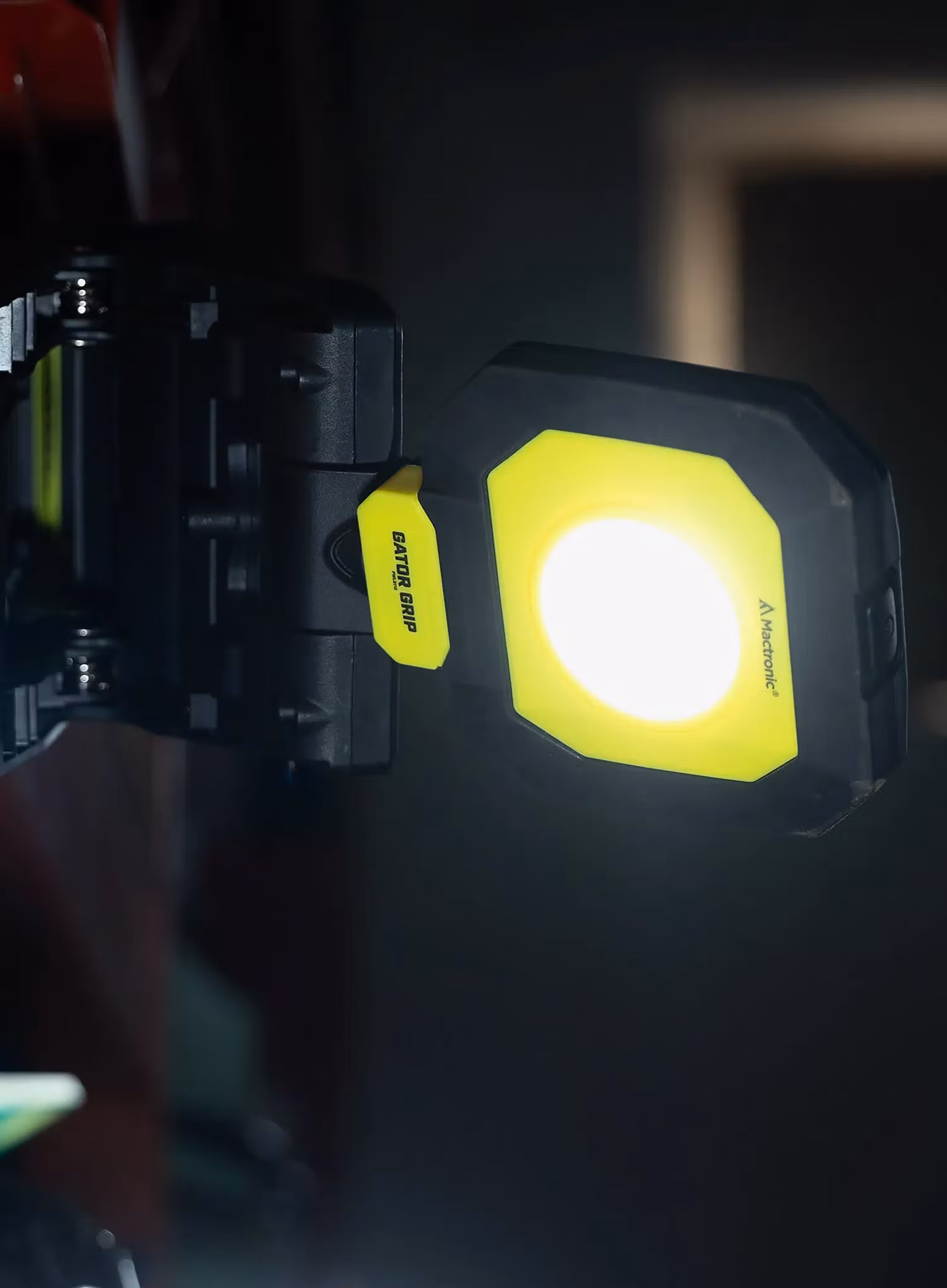Lampa robocza Mactronic Gator Grip (1700 lm)